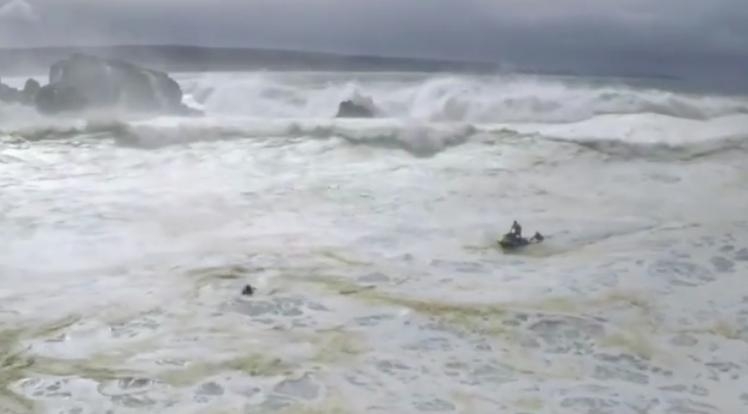 Niebezpieczna akcja ratownicza (wideo) - GospodarkaMorska.pl