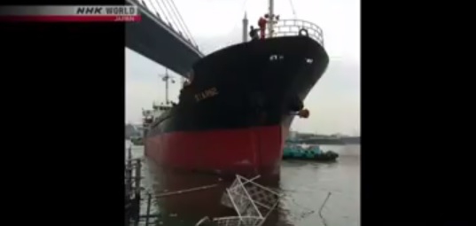 Statek zdemolował nabrzeże (wideo) - GospodarkaMorska.pl