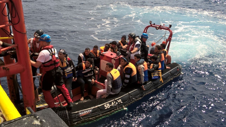 Prawie 100 migrantów zaginionych po zatonięciu łodzi w Libii - GospodarkaMorska.pl