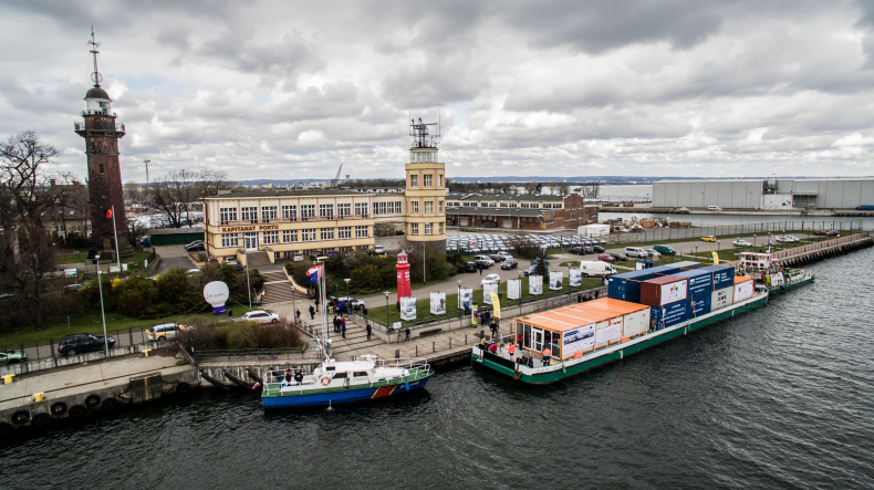 Barka z kontenerami wypłynęła z Gdańska do Warszawy (foto, wideo) - GospodarkaMorska.pl