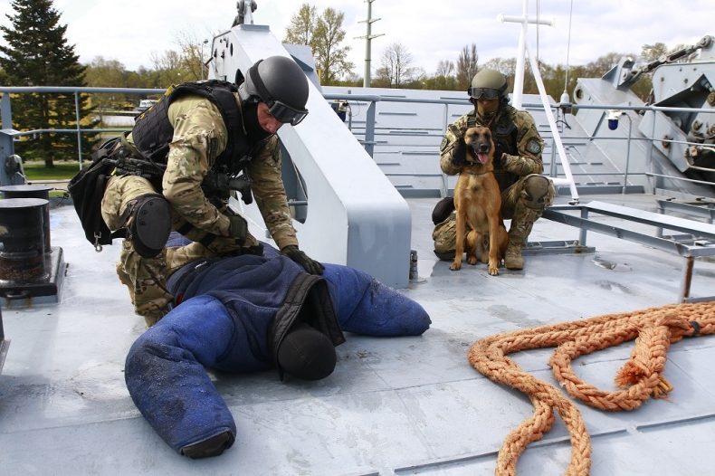 Szkolenie policjantów w 8.FOW - GospodarkaMorska.pl