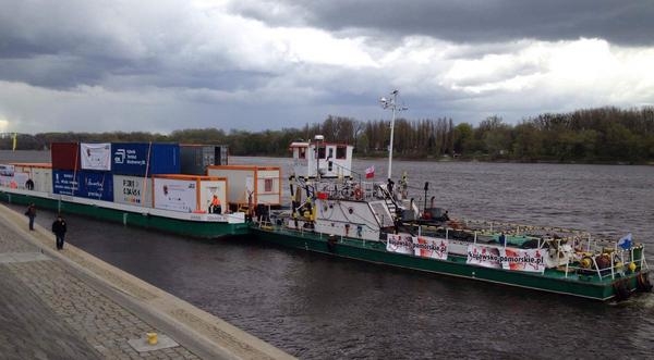 Barka z kontenerami dopłynęła do Torunia - GospodarkaMorska.pl