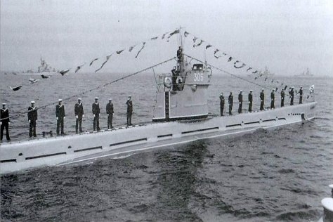 Hołd dla marynarzy poległych na ORP Kujawiak - GospodarkaMorska.pl