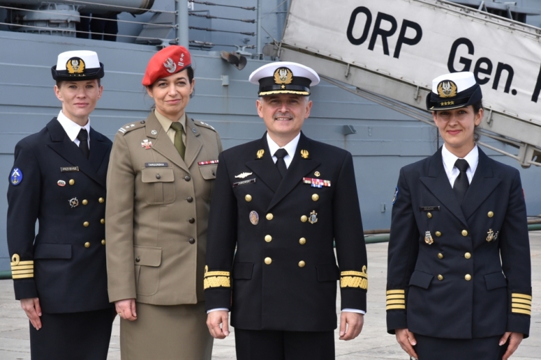 O problemach służby kobiet w zawodowej armii - GospodarkaMorska.pl