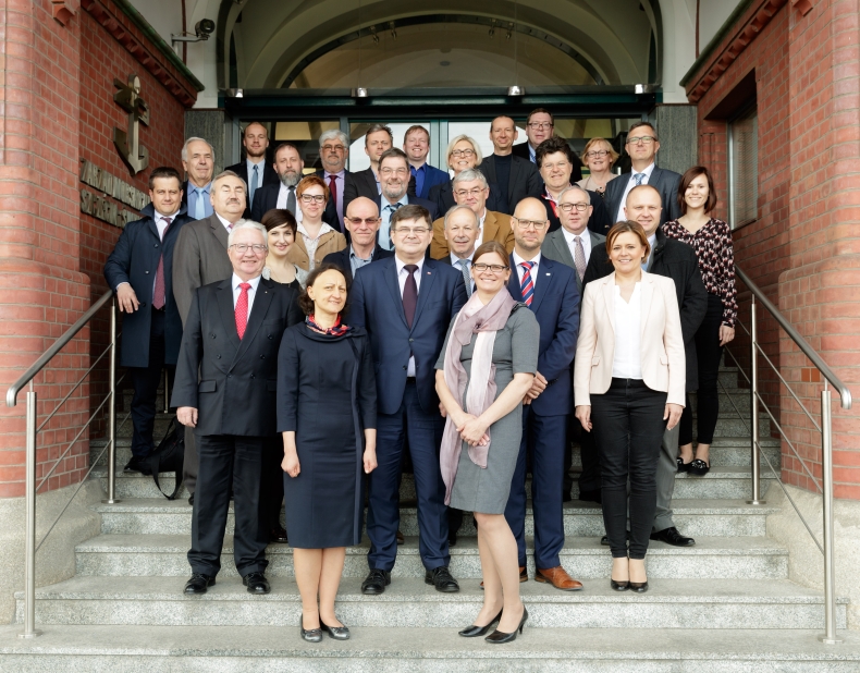 Jerzy Materna na posiedzeniu komitetu wykonawczego Europejskiego Stowarzyszenia Portów Żeglugi Śródlądowej - GospodarkaMorska.pl