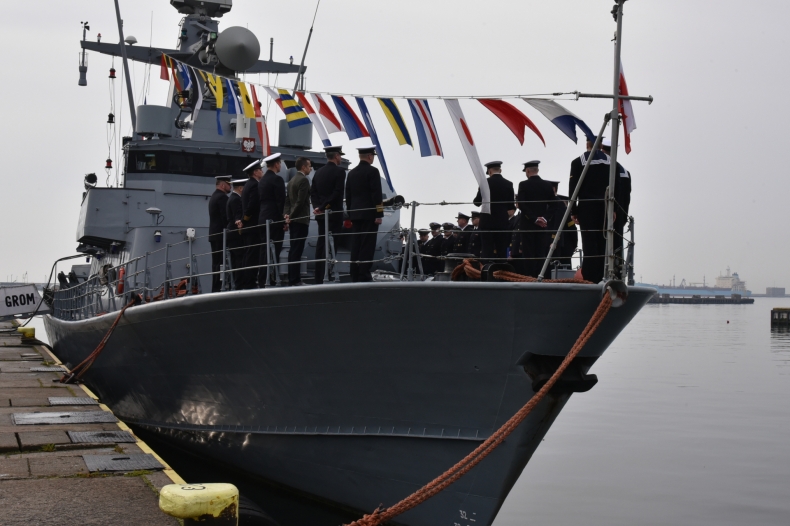 22. rocznica podniesienia bandery na ORP Grom - GospodarkaMorska.pl