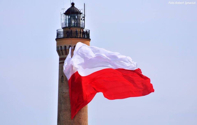 Ogromną biało-czerwoną flagę zawieszono na latarni morskiej w Świnoujściu (wideo) - GospodarkaMorska.pl
