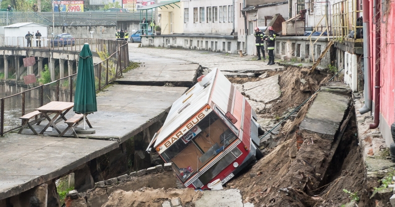 Kilkudziesięciometrowe osuwisko na nabrzeżach Odry we Wrocławiu - GospodarkaMorska.pl