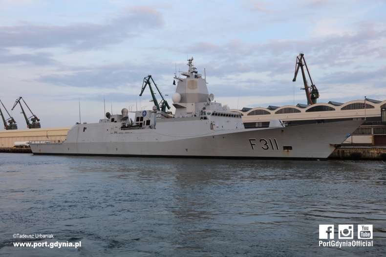 Norweska fregata z wizytą w gdyńskim porcie (foto) - GospodarkaMorska.pl