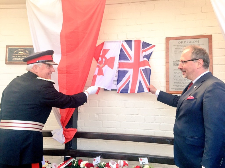 Cowes oddało hołd polskim bohaterom z ORP Błyskawica - GospodarkaMorska.pl