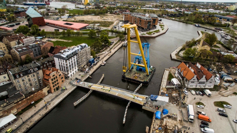 Rozpoczął się montaż najważniejszego elementu kładki na Wyspę Ołowiankę (foto, wideo) - GospodarkaMorska.pl
