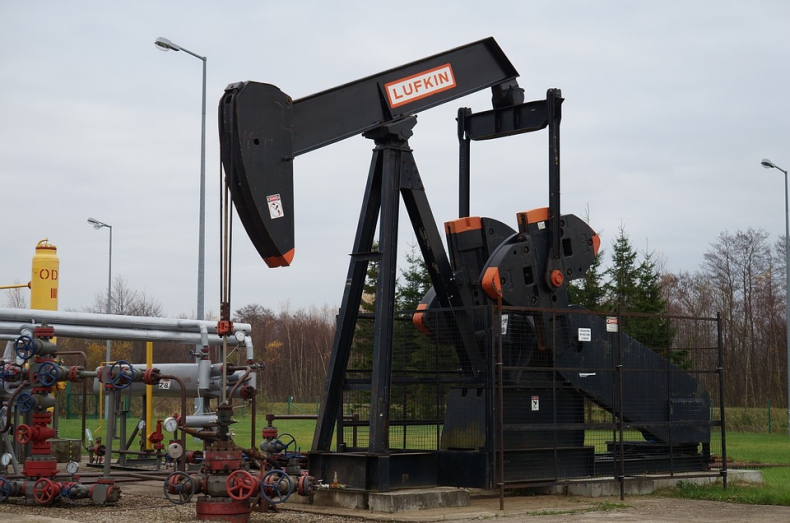 Ropa tanieje – zamieszanie związane z prezydentem USA widoczne też na rynku paliw - GospodarkaMorska.pl