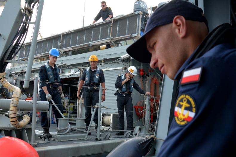 Zakończenie manewrów Mare Aperto. Czernicki w Porcie Arbatax - GospodarkaMorska.pl