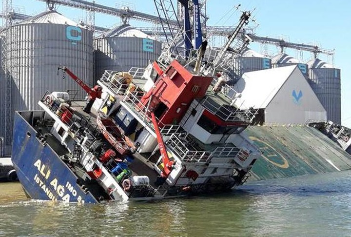 Zatonął statek w tureckim porcie - GospodarkaMorska.pl