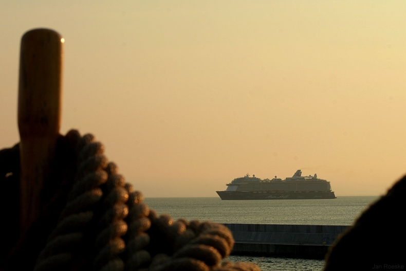 Prawie 300-metrowy Mein Schiff 6 wypłynął w próbny rejs. Odwiedził m.in. Gdynię (foto) - GospodarkaMorska.pl