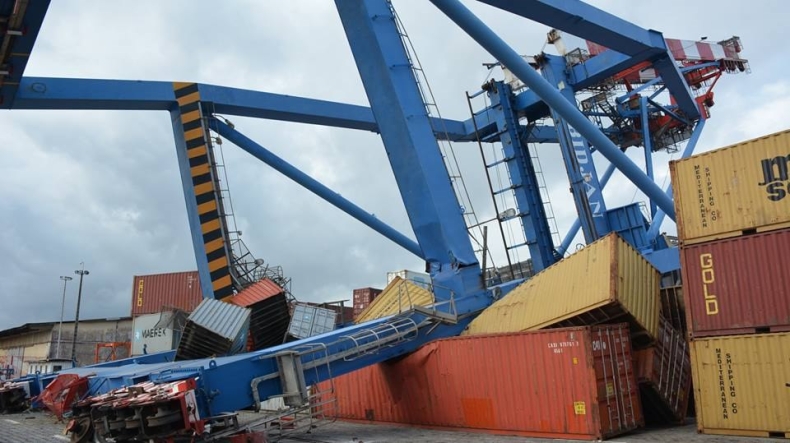 Załamał się dźwig w porcie Abidżan. Winny statek, który uderzył w nabrzeże (foto) - GospodarkaMorska.pl