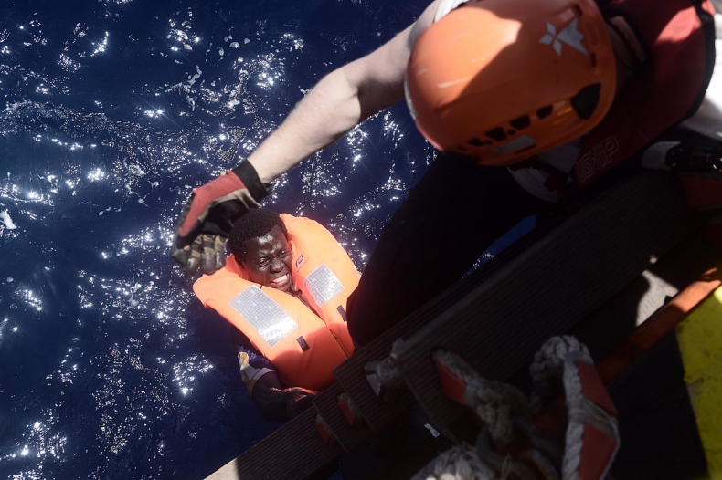 Włochy/ Straż Przybrzeżna: Zginęło co najmniej 20 migrantów - GospodarkaMorska.pl