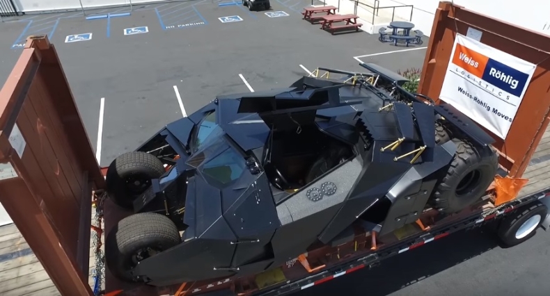 Niezwykły załadunek batmobila w porcie Los Angeles (wideo) - GospodarkaMorska.pl