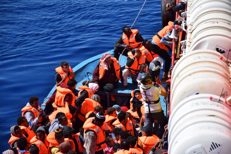 Włochy: Ponad 2 200 migrantów uratowano na Morzu Śródziemnym - GospodarkaMorska.pl