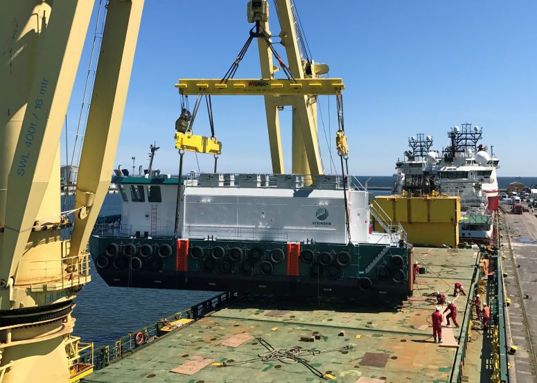 Nowoczesne barki do obsługi farm rybnych popłynęły z Gdyni do Kanady. To transport unikatowy na skalę światową (wideo) - GospodarkaMorska.pl