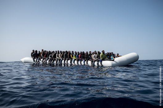 Włochy: NGO muszą współpracować w walce z przemytem migrantów - GospodarkaMorska.pl