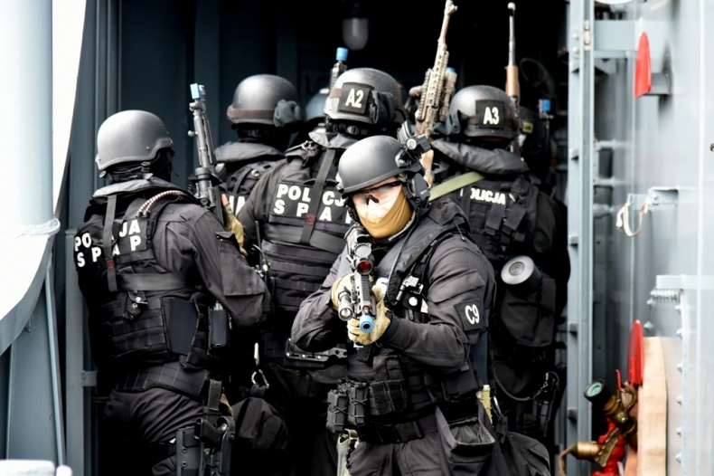 Terroryści na okręcie - GospodarkaMorska.pl