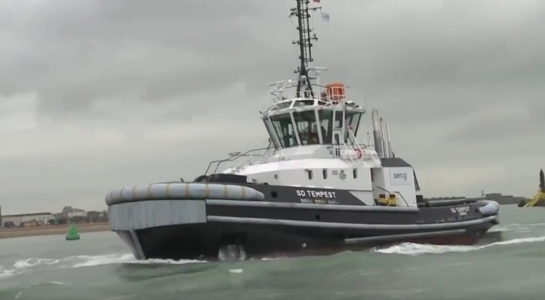 Holownik z Gdańska ochrzczony w bazie Królewskiej Marynarki Wojennej - GospodarkaMorska.pl