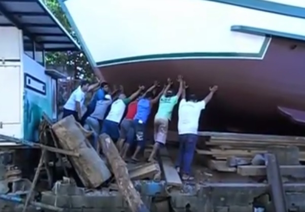 Perfekcyjne wodowanie! (wideo) - GospodarkaMorska.pl