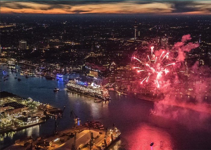 Chrzest olbrzymiego wycieczkowca w Hamburgu (wideo) - GospodarkaMorska.pl
