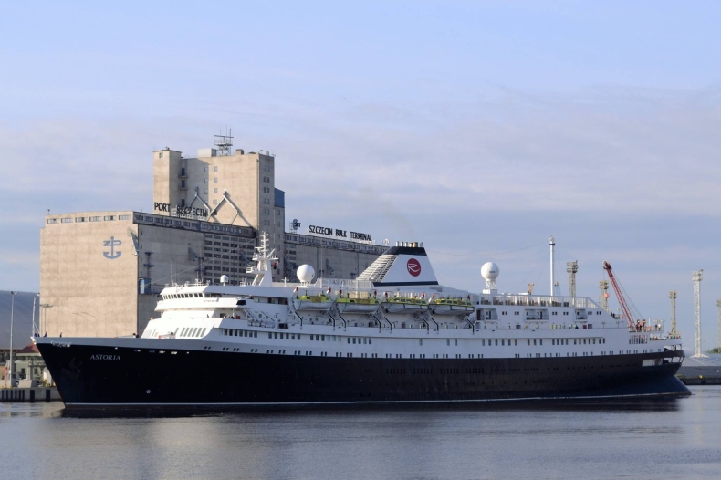 Szczecin rozpoczął sezon wycieczkowy. W porcie zacumował najstarszy na świecie statek pasażerski - GospodarkaMorska.pl