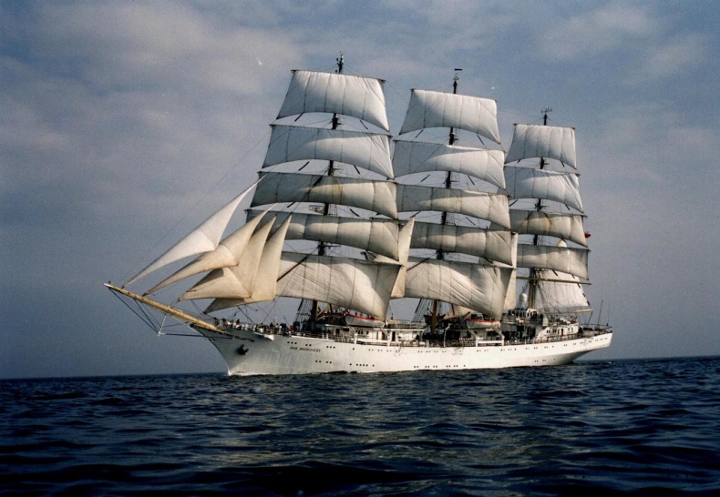 Zawał serca na pokładzie Daru Młodzieży - GospodarkaMorska.pl