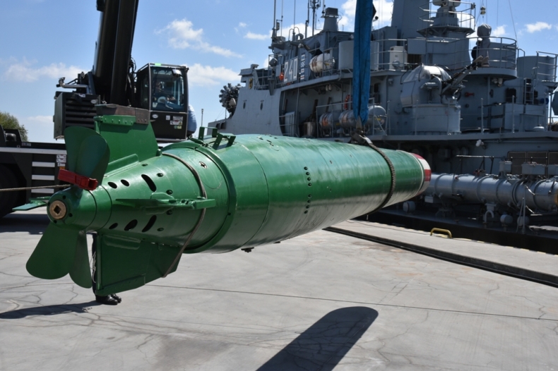 Trening załadunku uzbrojenia - GospodarkaMorska.pl