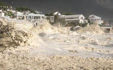 12-metrowe fale pokryły pianą afrykański kurort (wideo) - GospodarkaMorska.pl