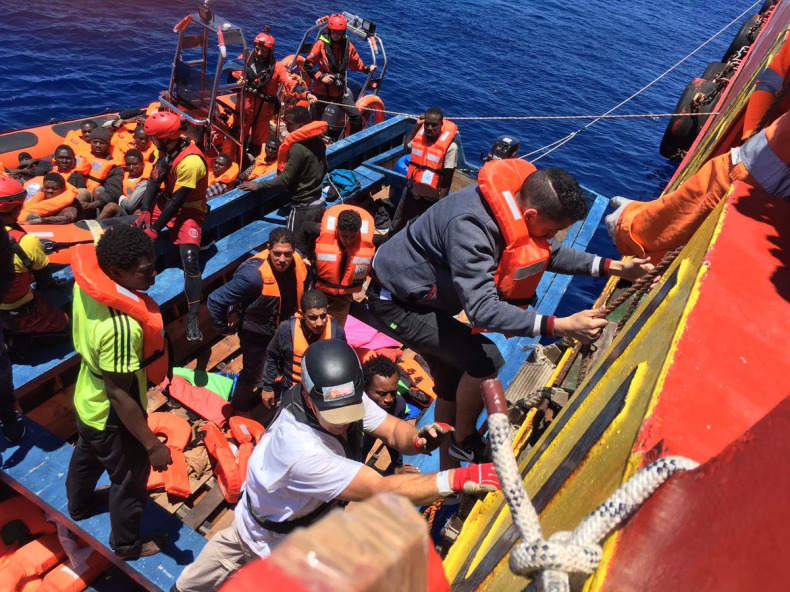 Włochy: 1 200 migrantów uratowanych na Morzu Śródziemnym - GospodarkaMorska.pl
