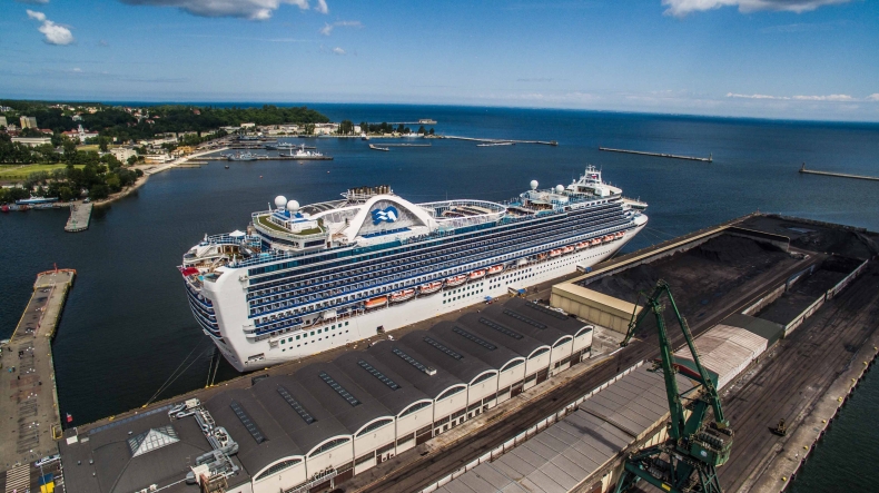 Prawie 300-metrowa Crown Princess zawinęła do Gdyni (foto, wideo) - GospodarkaMorska.pl