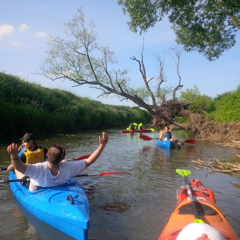 Kajakarze, płynąc Wisłą do Krakowa, przypominają o mjr. Flamem - GospodarkaMorska.pl