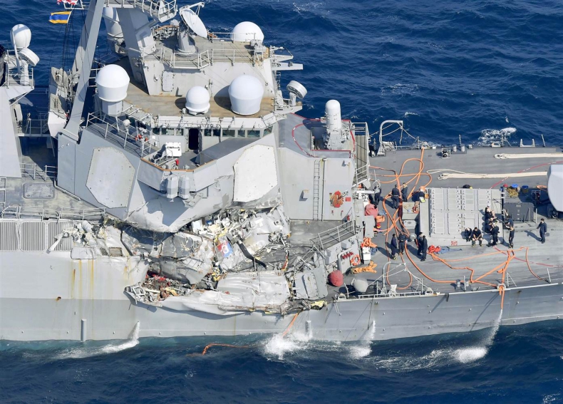 Amerykański niszczyciel zderzył się z japońskim statkiem (wideo) - GospodarkaMorska.pl