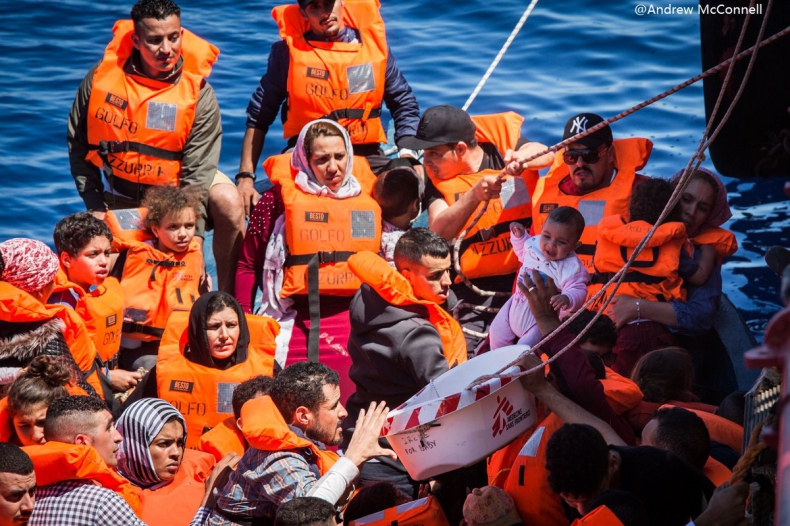 Włochy: Rozbitkowie poinformowali o zatonięciu 126 migrantów - GospodarkaMorska.pl