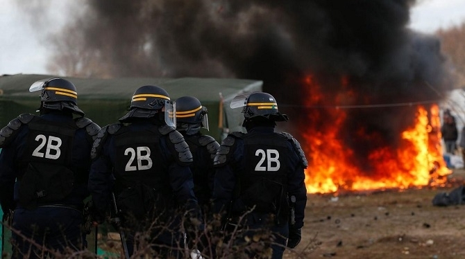 Wezwano dodatkowe służby policyjne do ochrony użytkowników portu w Calais - GospodarkaMorska.pl