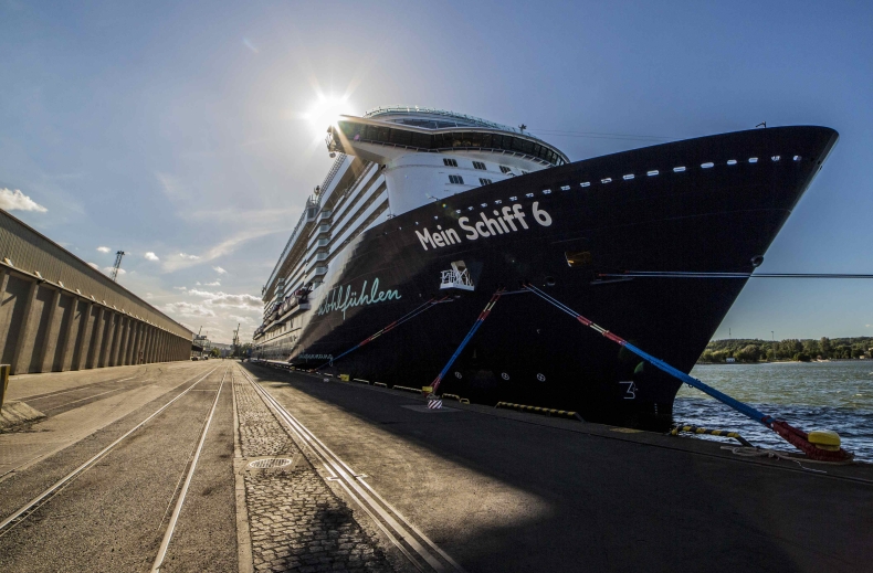 Luksusowy Mein Schiff 6 ponownie w Gdyni. Prawie 300-metrowy kolos to nowość wśród wycieczkowców (foto, wideo) - GospodarkaMorska.pl