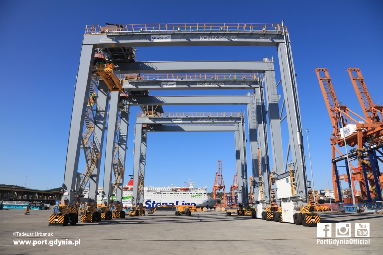 Z Gdyni do Nowego Jorku i Dakaru. Załadunek suwnic w gdyńskim porcie - GospodarkaMorska.pl