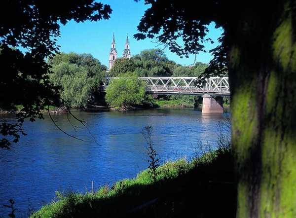 Opolskie: W Brzegu gotowy odcinek wału przeciwpowodziowego na Odrze - GospodarkaMorska.pl