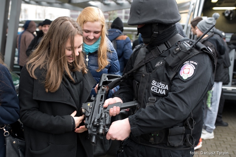 Prezydent podpisał ustawę włączającą celników do systemu emerytur służb mundurowych - GospodarkaMorska.pl