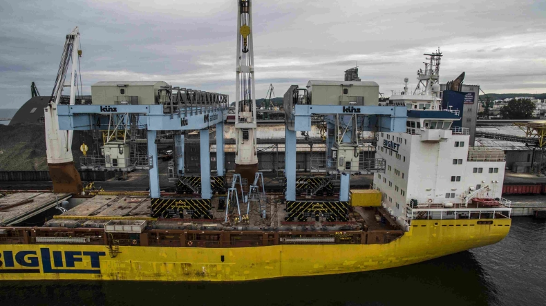 Olbrzymie suwnice popłyną z Gdyni do Nowego Jorku. Będą pracowały w „porcie śmieciowym” (foto, wideo) - GospodarkaMorska.pl