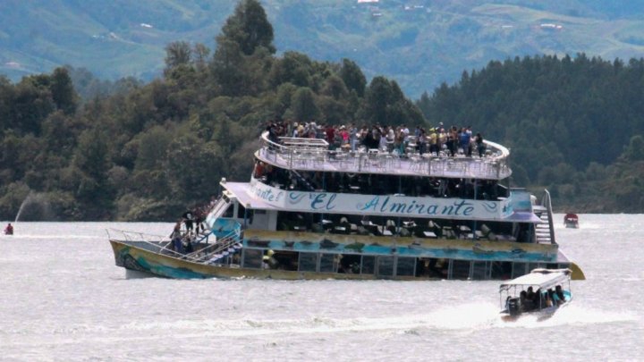 Kolumbia: 9 osób nie żyje, a 28 wciąż nie odnaleziono po zatonięciu statku (wideo) - GospodarkaMorska.pl