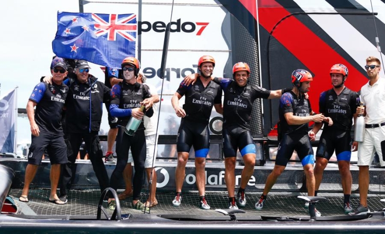 Puchar Ameryki – żeglarze Emirates Team New Zealand zdobyli trofeum - GospodarkaMorska.pl