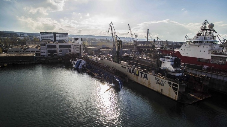 W SR Nauta rozpoczęła się operacja podnoszenia zatopionego statku i doku. Holendrzy mają na to 30 dni - GospodarkaMorska.pl