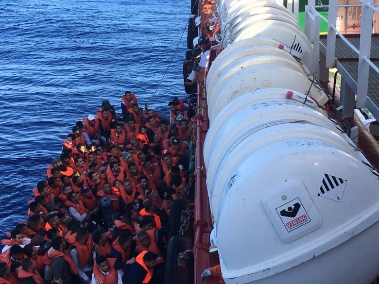 KE deklaruje wsparcie dla Włoch wobec groźby zamknięcia portów dla migrantów - GospodarkaMorska.pl