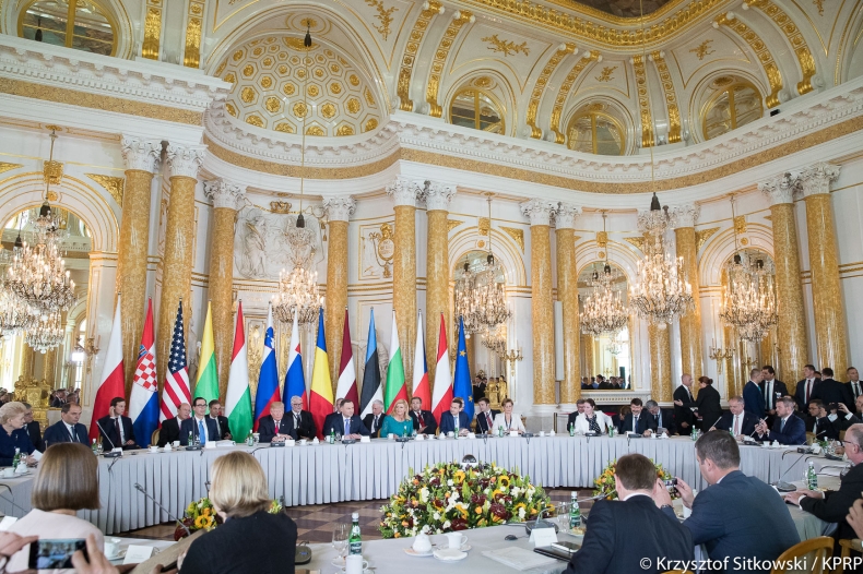 Deklaracja szczytu Trójmorza: nasza współpraca przyczyni się do rozwoju całej UE - GospodarkaMorska.pl