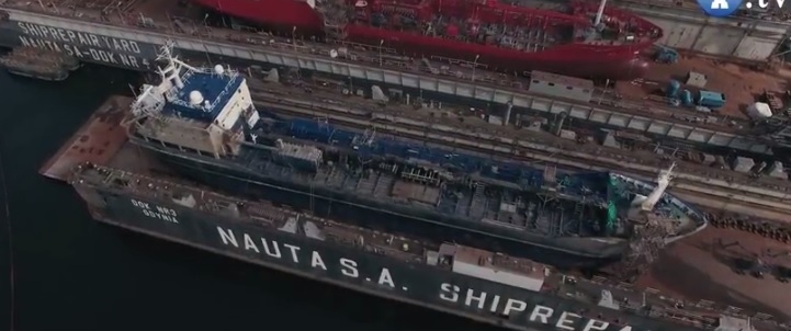 Zatopiony w Naucie statek już w nowym doku (wideo) - GospodarkaMorska.pl